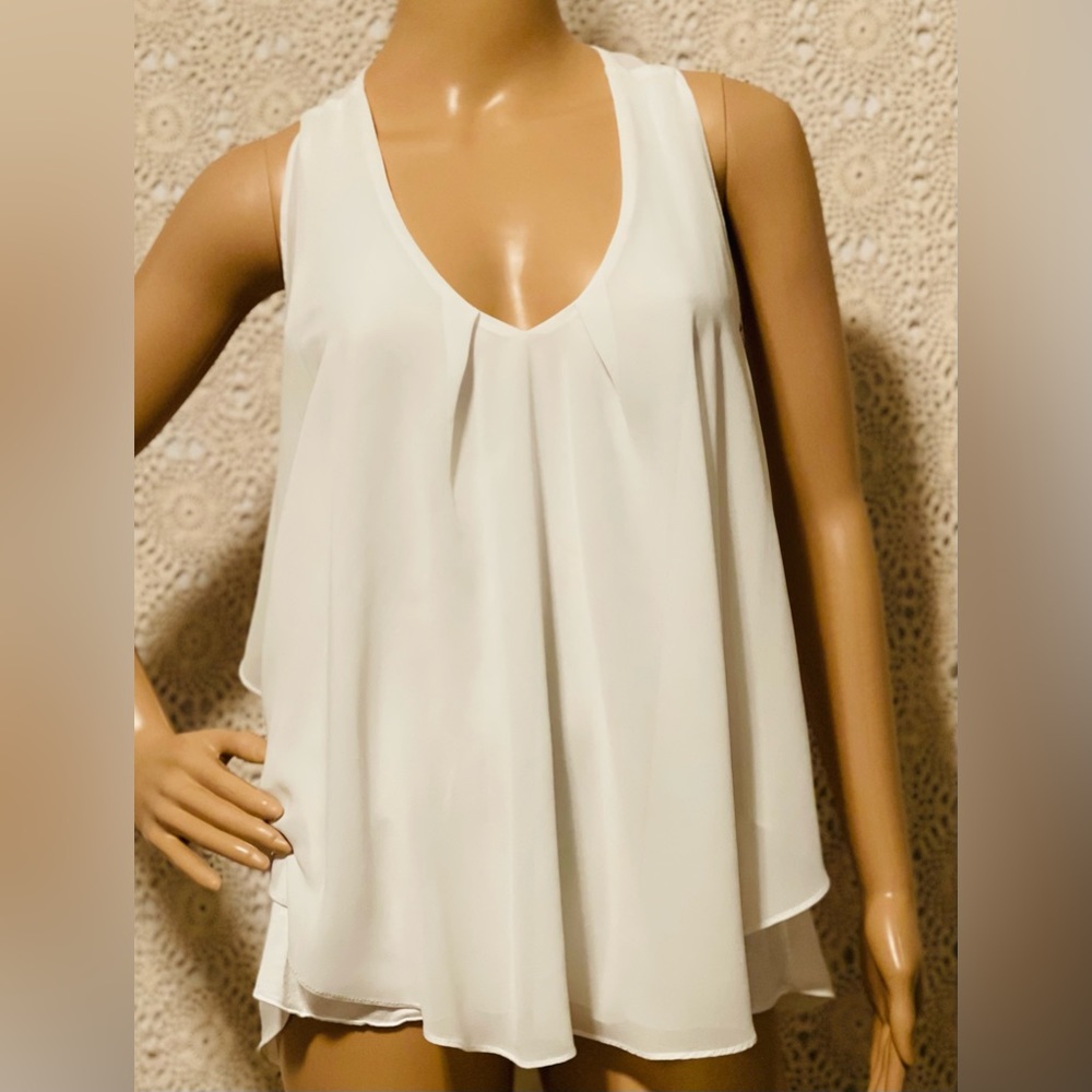 🌼The perfect summer top! Lightweight and feminine🌼